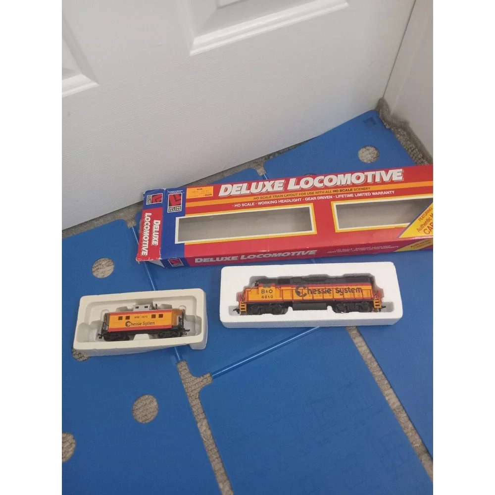 LIFELIKE‎ #8663  B&O CHESSIE SYSTEM Locomotive & Caboose #4810 w Box  HO